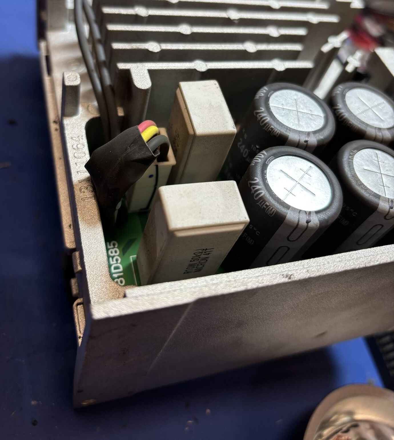naprawa serwowzmacniacza kondensatory elektrolityczne naprawa serwonapedu elektronika przemyslowa