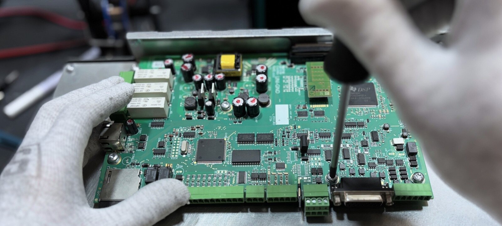 serwis falownika przemysłowego prace diagnostyczne na płycie PCB