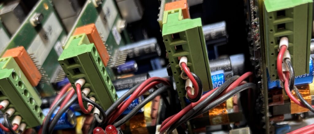 Moduły automatyki przemysłowej z okablowaniem sygnałowym i listwami zaciskowymi