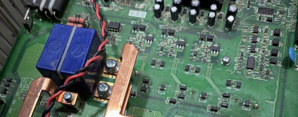 Płytka elektroniki mocy z elementami zasilania i zabezpieczeń w urządzeniu automatyki przemysłowej