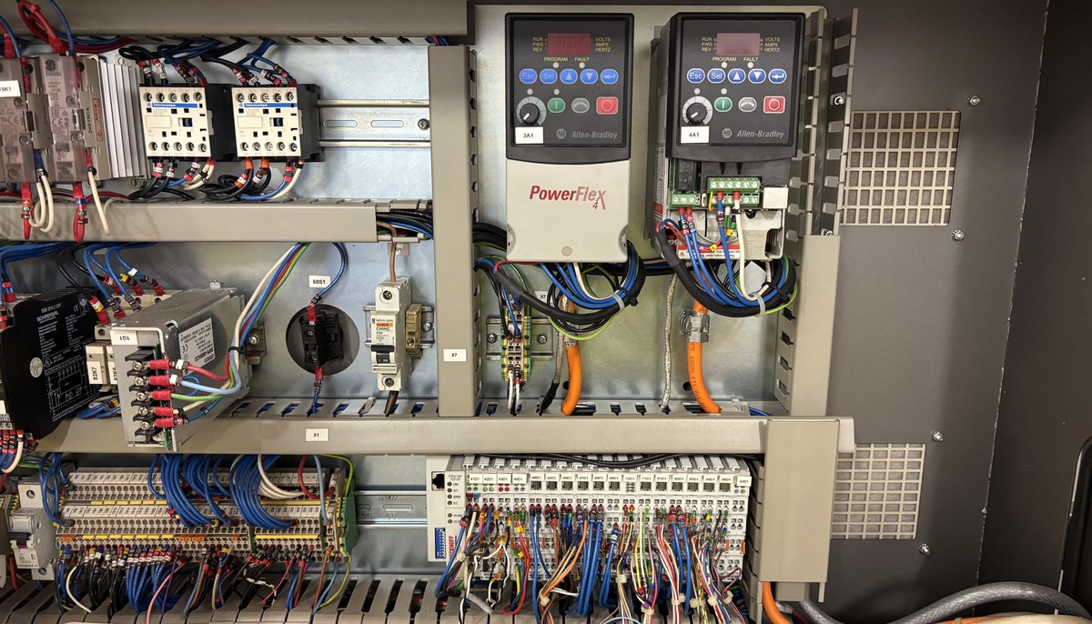 Szafa sterownicza z falownikami Allen-Bradley PowerFlex, zabezpieczeniami i okablowaniem automatyki przemysłowej