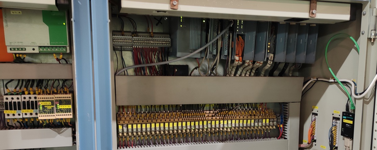 Szafa sterownicza z systemem PLC, modułami I/O oraz zasilaniem automatyki przemysłowej