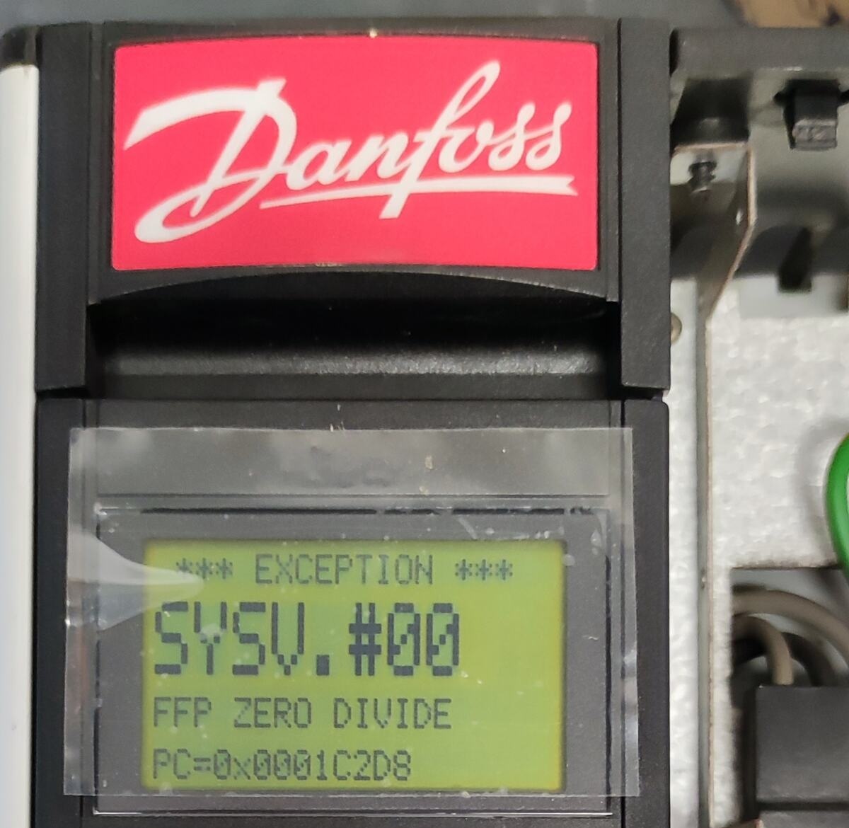 Błąd SYSV #00 FFP ZERO DIVIDE w falowniku Danfoss VLT 5000 przed naprawa