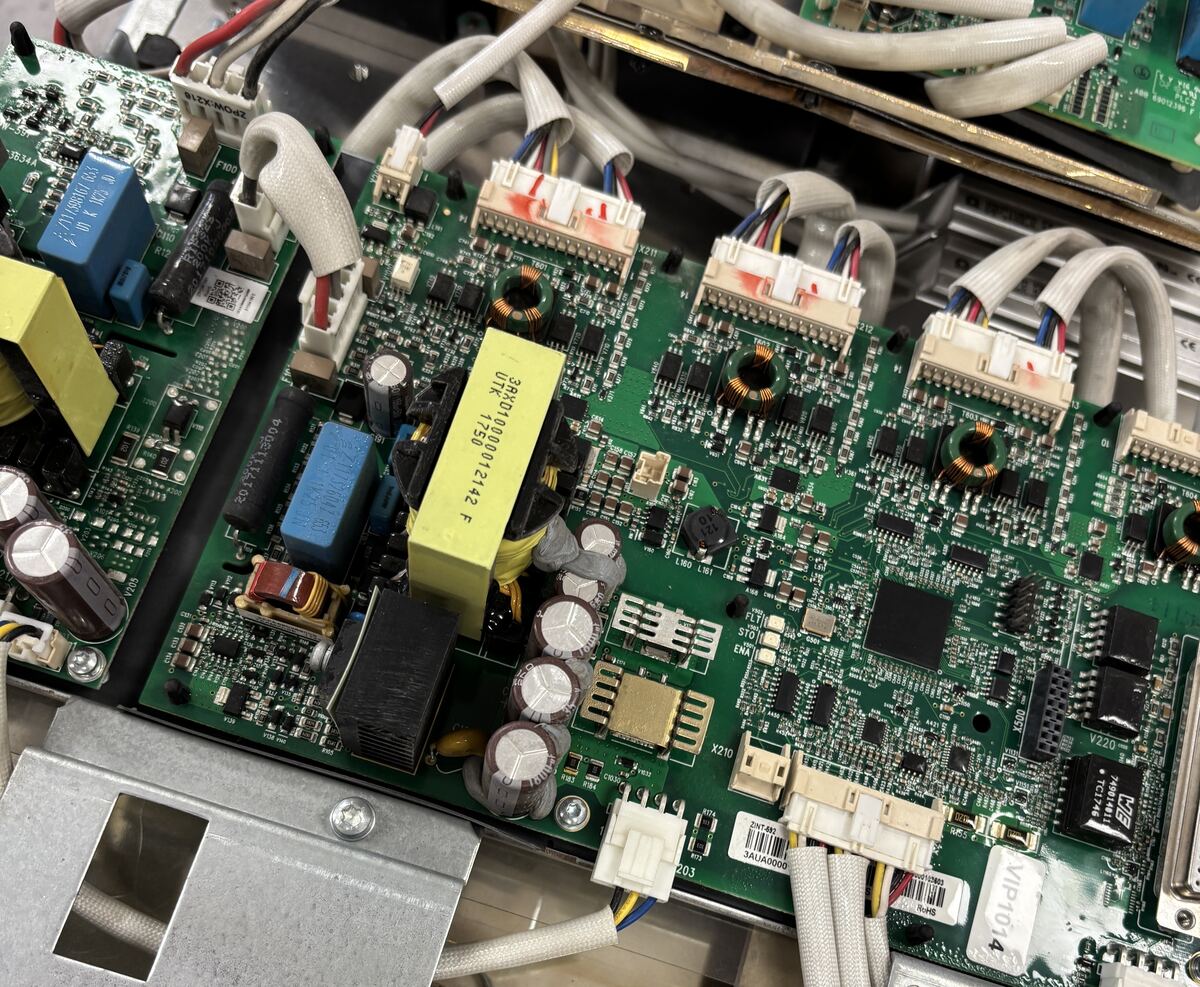 Naprawa falowników ABB - diagnostyka płyty sterującej i elektroniki przemysłowej