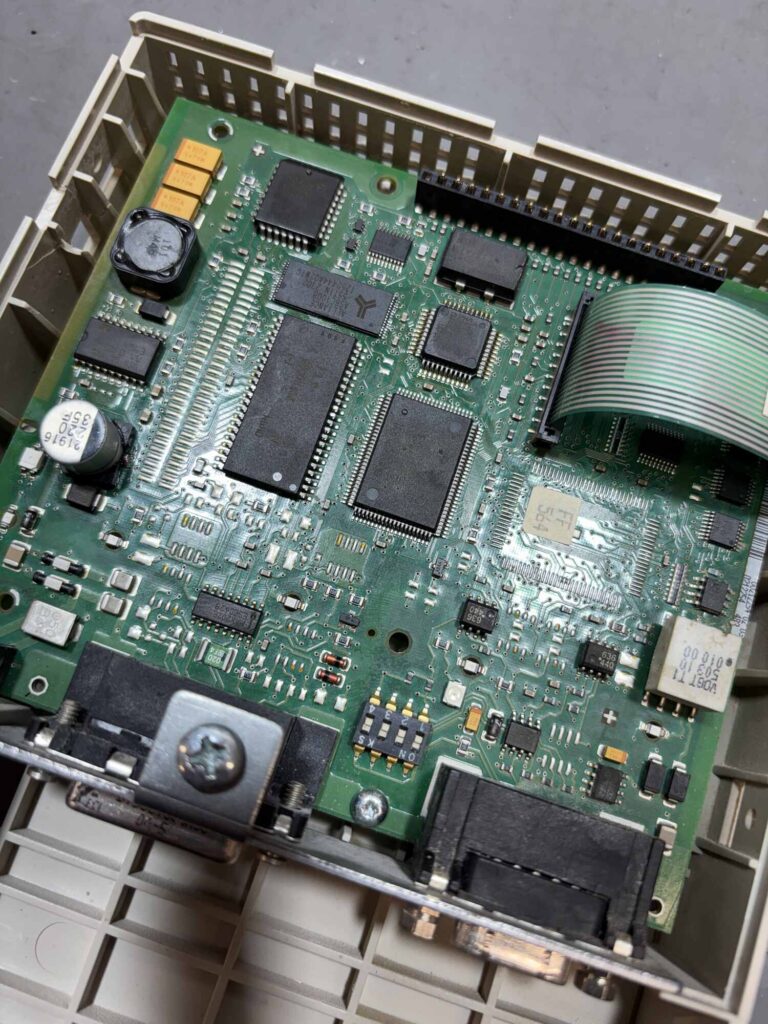 Płyta główna panelu Siemens OP7 - obszar odpowiedzialny za obsługę pamięci RAM.