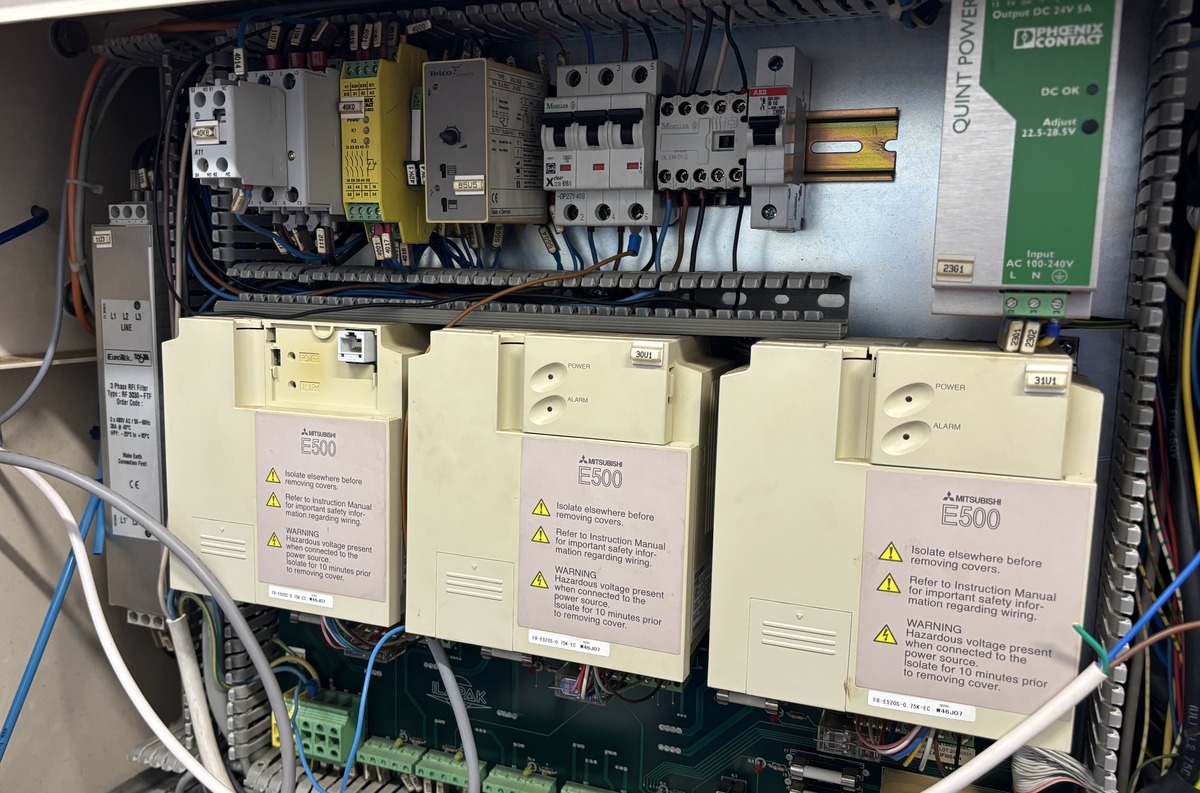 Serwis falowników Mitsubishi Electric E500 w układzie sterowania maszyny przemysłowej