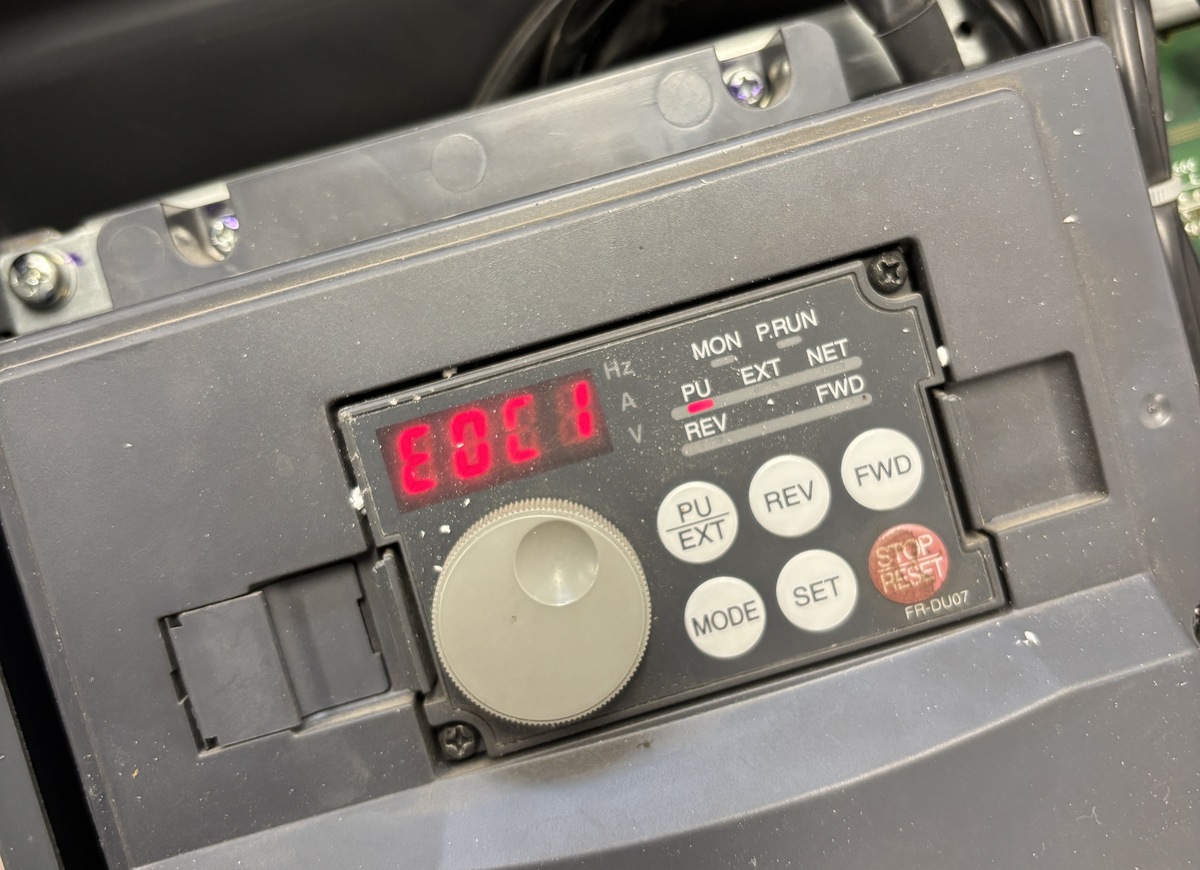 Falownik Mitsubishi podczas diagnostyki błędu zwarcia